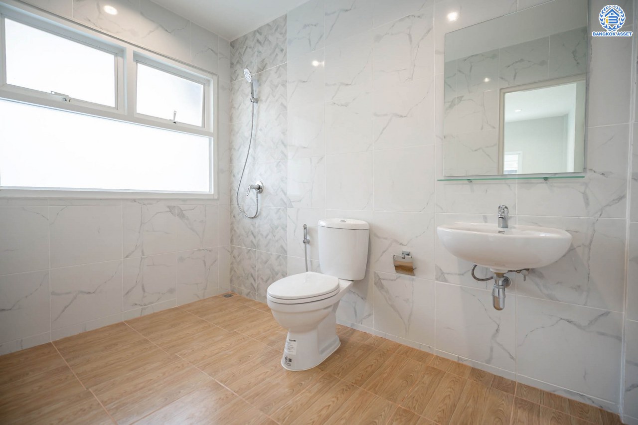 บ้านมือสองตกแต่งใหม่ โครงการ ซื่อตรง รัตนาธิเบศร์ หน้าโครงการติดรถไฟฟ้า "สถานีไทรม้า" เนื้อที่ 40 ตร.ว. ฟังก์ชัน 3 ห้องนอน 3 ห้องน้ำ 1 ที่จอดรถ เชื่อมต่อได้หลายเส้นทาง ใกล้เซ็นทรัลรัตนาธิเบศร์ และทางด่วน "งามวงศ์วาน"